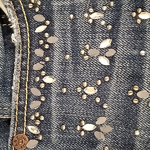 Abercrombie & Fitch Women's Studded Distressed Jeans. Size 2 - Picture 8 of 8